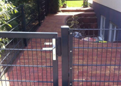 gepflasteter Weg zum Garten hinter einem Haus