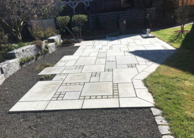 neu angelegte Terrasse aus unterschiedliche geformten Steinen die ein Muster ergeben