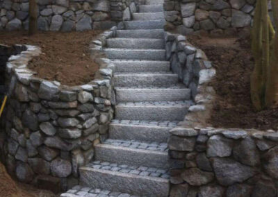 Steintreppe mit Beeten in Terrassenform