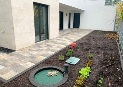 gepflasterter Terrassenbereich mit neu angelegtem Beet