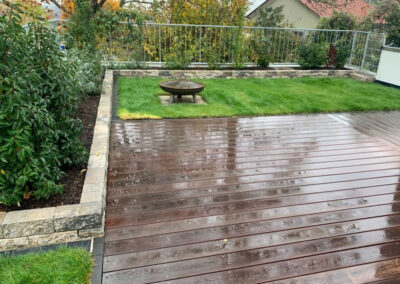 Terrasse aus Holzplatten mit Feuerstelle