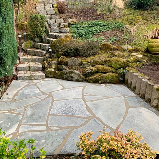Steintreppe und Terrassenwände in einem Garten