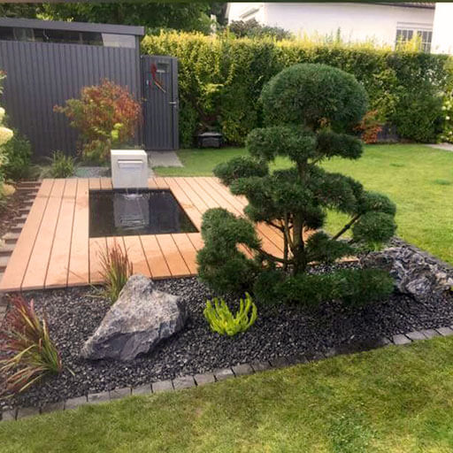 Garten mit Brunnen japanischer Garten mit Brunnenanlage in der Mitte umramt von Holzpanelen